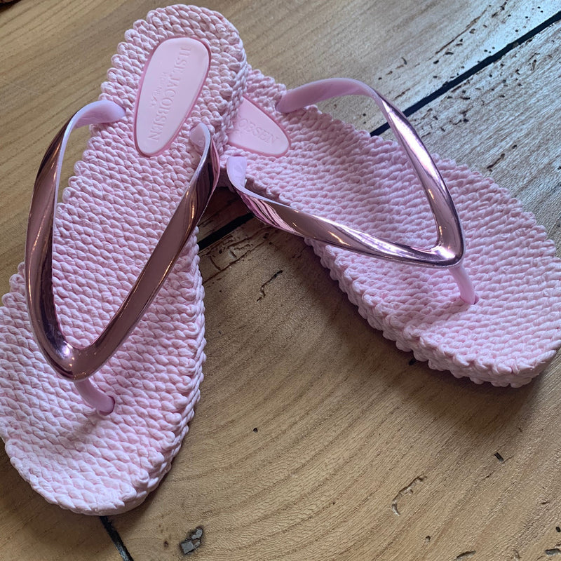 Baby pink high shine flip flop